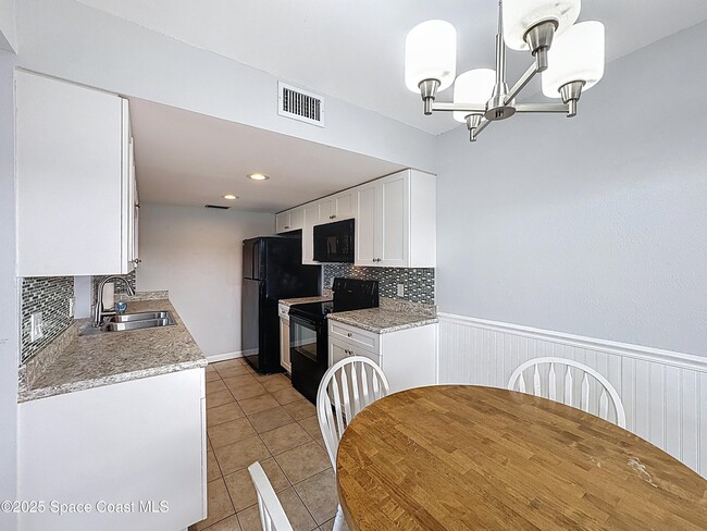 Building Photo - 516 S Plumosa St