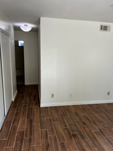 Building Photo - 1255 N Los Robles Ave