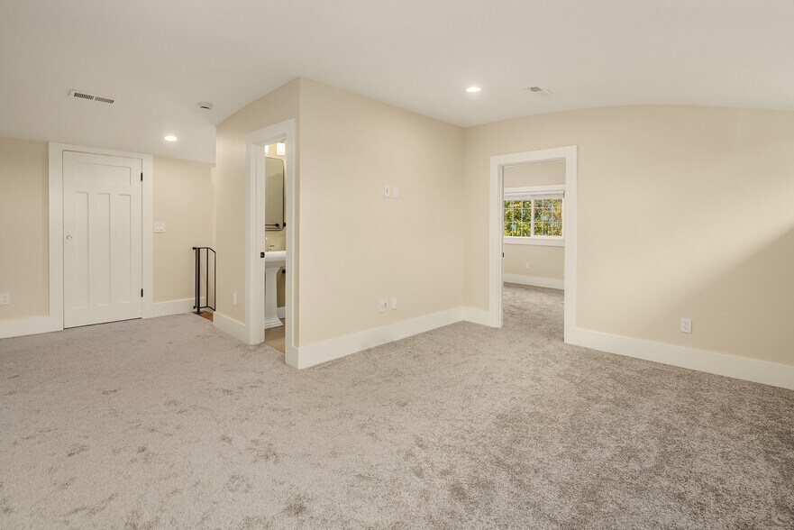 Building Photo - 10425 Des Moines Memorial Dr S