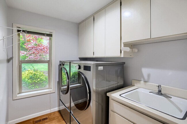 Building Photo - 15050 SW 141st Ave