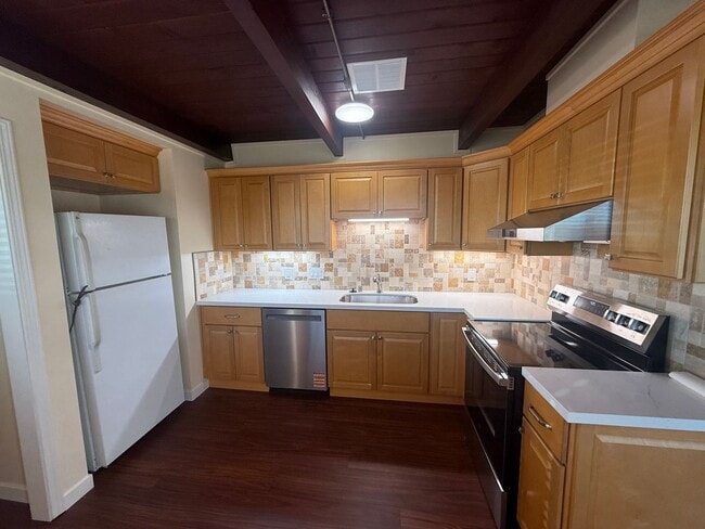 Building Photo - Stunning 2-bedroom, 1.5-bath Modern home i...