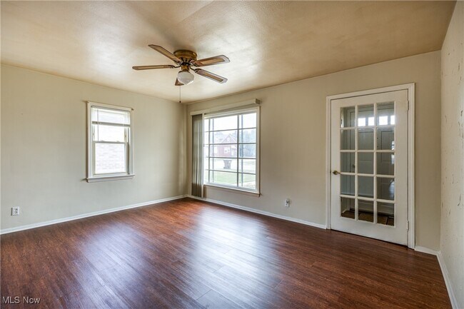 Building Photo - 1303 Dartmoor Ave