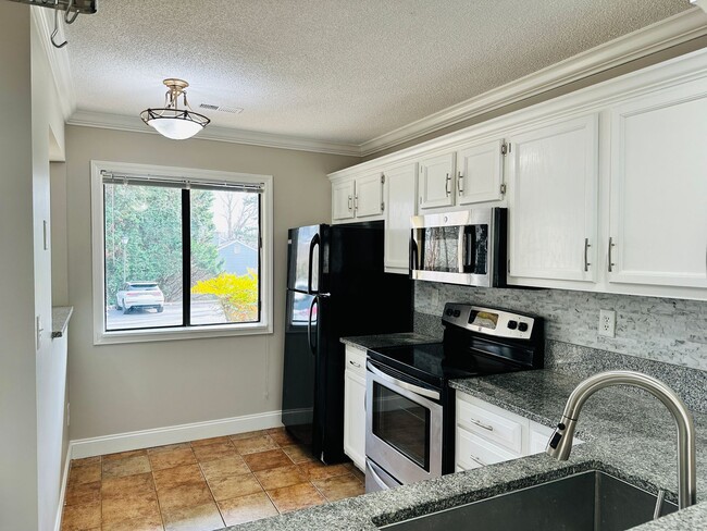 Building Photo - Two Bedroom Townhome located on Golf Course