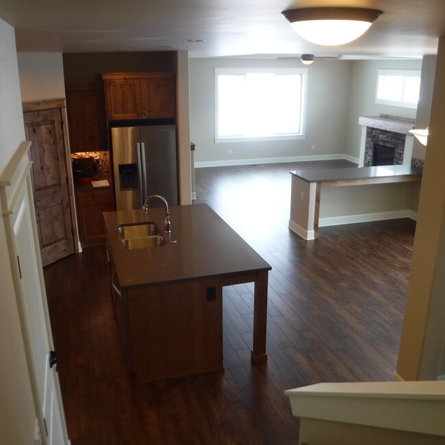 Building Photo - Beautiful 3 Bed/2.5 Bath Pahlisch Home in ...