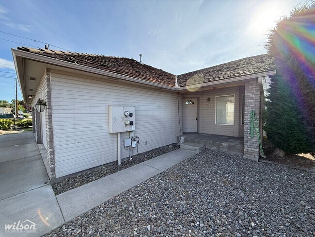 Building Photo - 601-603 Jade Pl