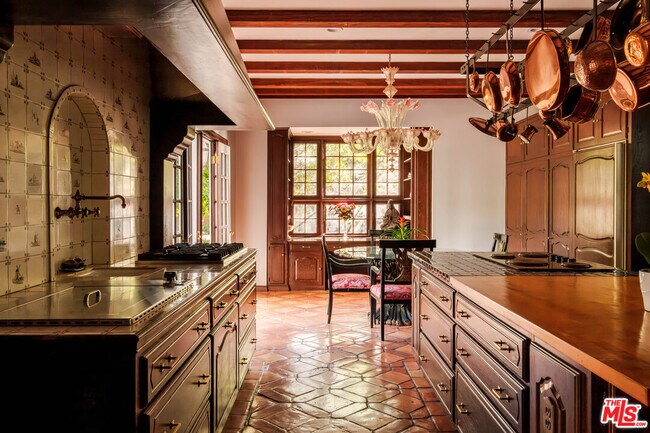 Building Photo - 1004 N Beverly Dr