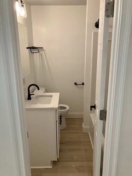 Building Photo - 513 1/2 S Main St