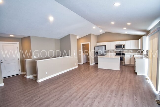 Building Photo - 4 Bed 2.5 bath Ranch with Finished Basement!