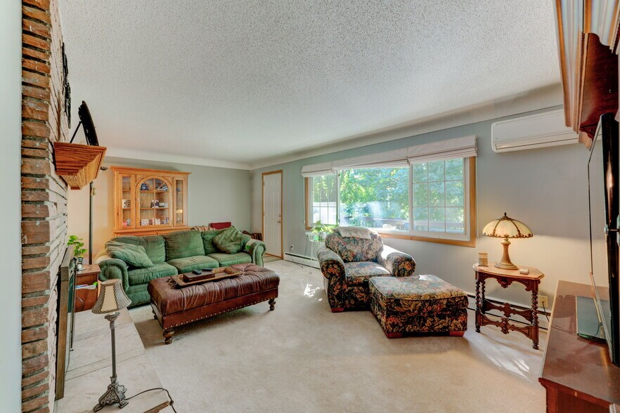 Living Room - 4925 Main St E