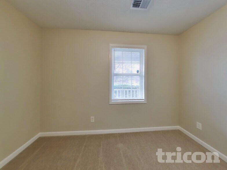 Building Photo - 211 Robin Ln
