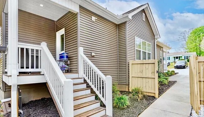 Building Photo - Beautiful 3/2 Available June 1st!