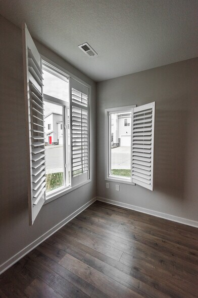 Building Photo - 329 NE Otter Dr