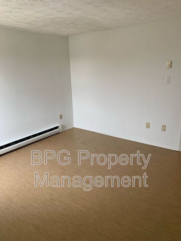 Building Photo - 123 Circle Dr