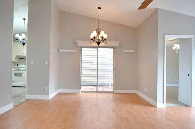 Building Photo - Beautiful 2-Bedroom, 2-Bath Duplex Near Ho...