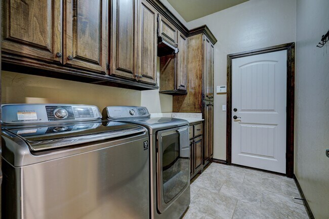 Building Photo - 812 Ryan Rd