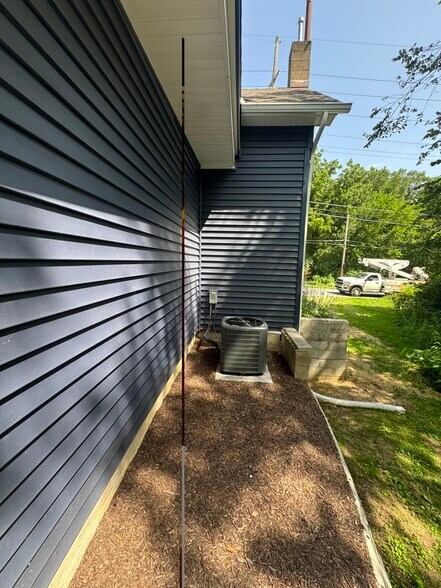 Building Photo - 557 West St