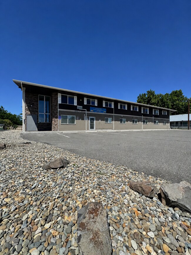 Building Photo - Pssst: This One Comes with FREE WiFi, 1 FREE Month of Rent, & It's Only Minutes Walk From CWU!