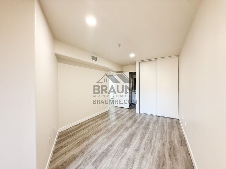 Building Photo - 7323 Winnetka Ave