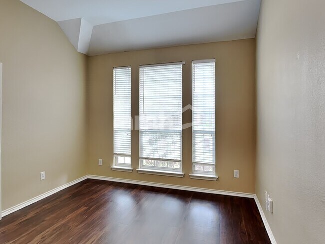 Building Photo - 8000 Bonito Dr