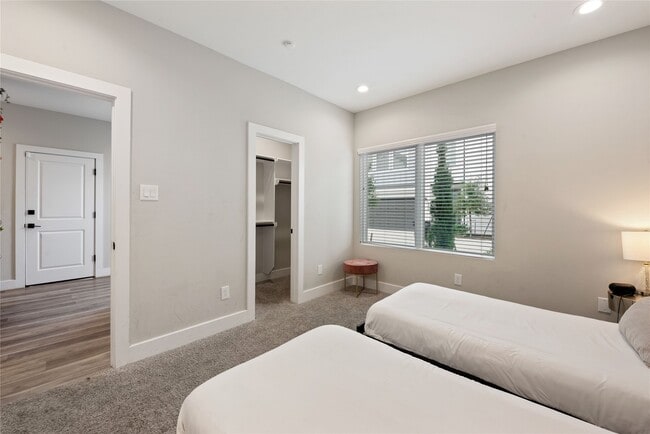 Building Photo - 2907 Sherwood Grn Ln