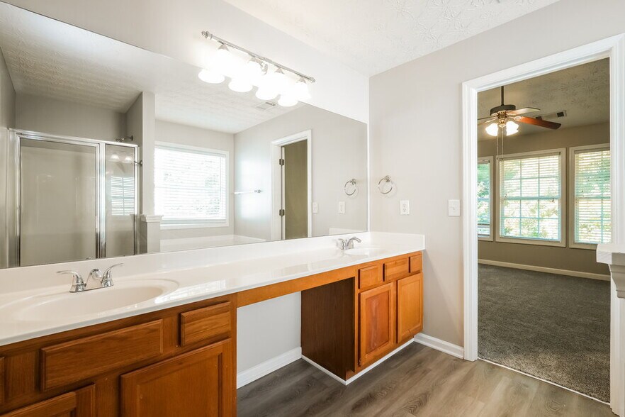 Building Photo - 6739 Island Pointe Dr