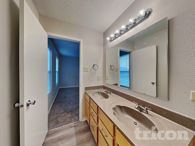 Building Photo - 11361 N Creekside Dr