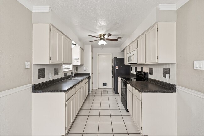 Building Photo - 6630 Harpers Dr