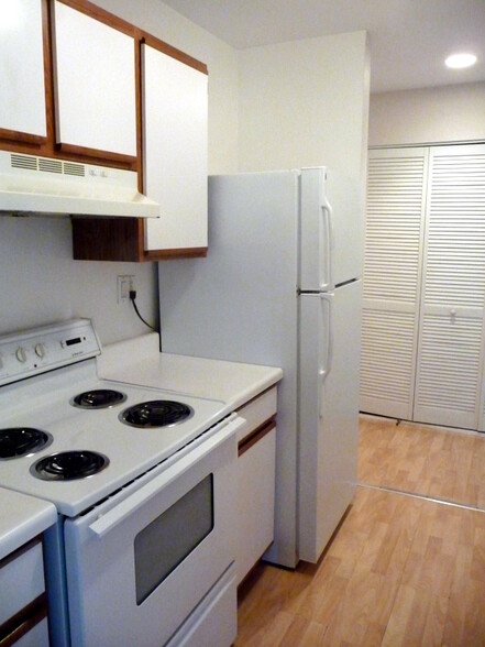 Building Photo - 1806 Hemlock Pl