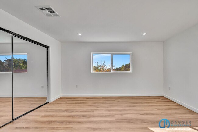 Building Photo - 11845 Hamlin St