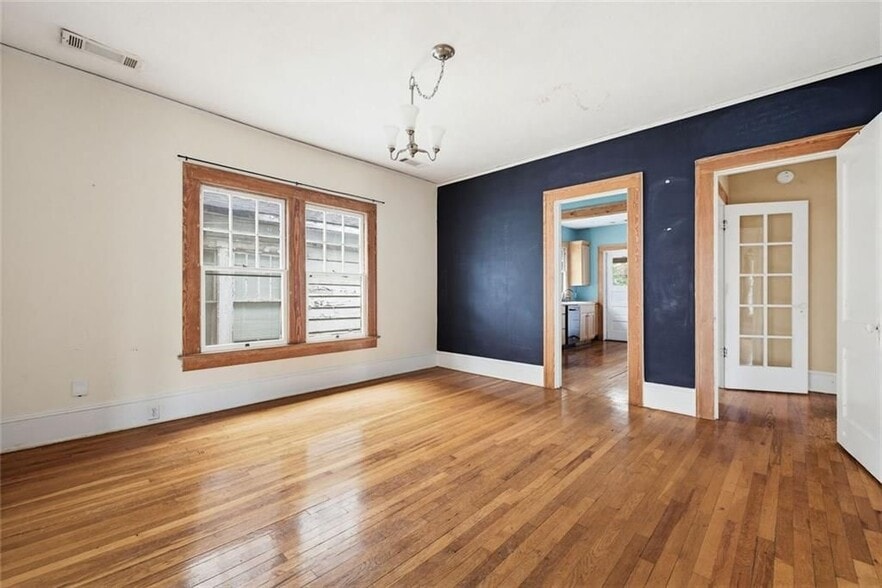 Building Photo - 114 E Maple St