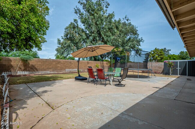 Building Photo - 1302 N Bogle Ave