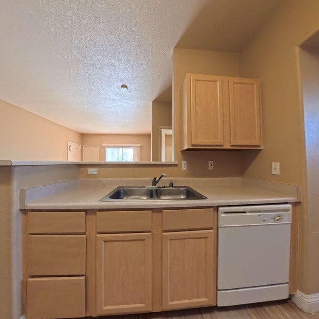 Building Photo - Lovely 2 Bed, 2 Bath Condo at South Gate!