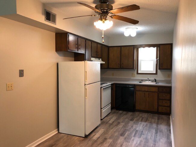 Building Photo - 1730 NW Pine Rd