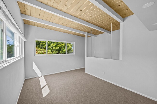 bedroom upper level - 3525 N Poinsettia Ave