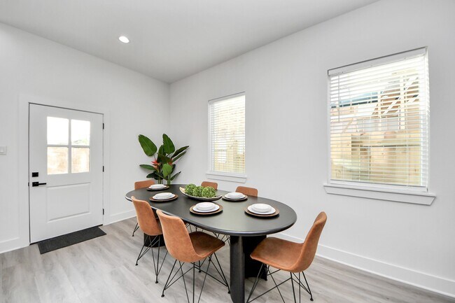 Building Photo - 8533 Amadwe St