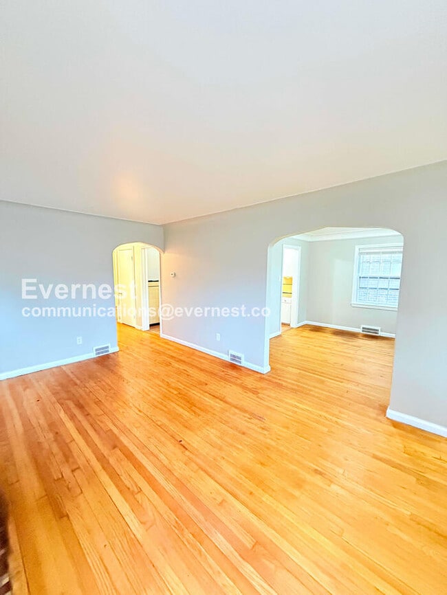 Building Photo - 11009 Roxbury St