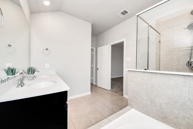 Building Photo - 4414 Silvergrass Ln