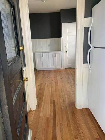Private Entrance into kitchen - 23 Congreve St