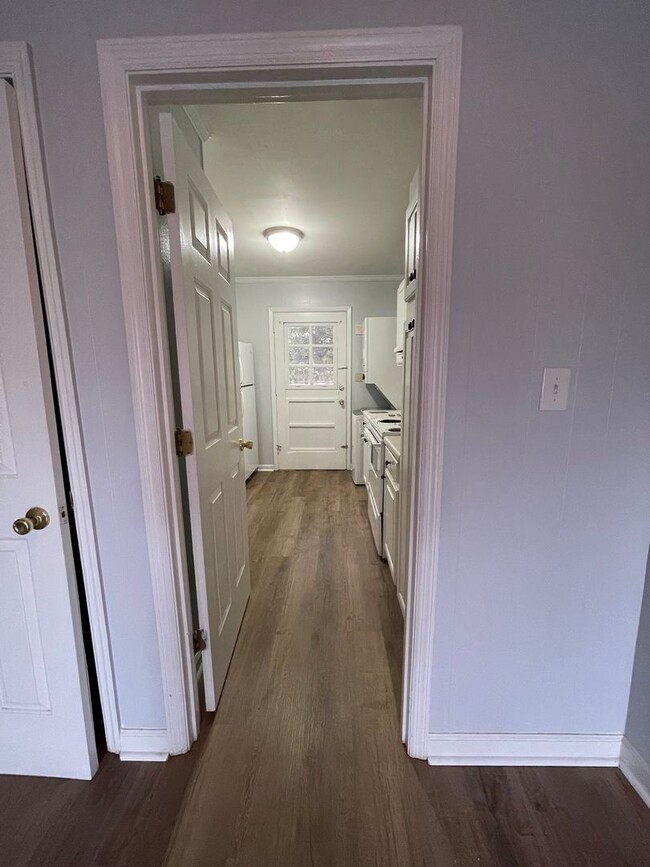 Building Photo - 2 bedroom, 1 bath apartment in small compl...