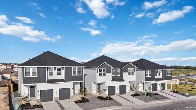 Building Photo - Luxury Townhome in Abbott Run!