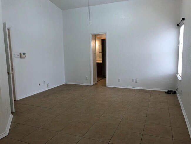 Building Photo - 2211 Woodland Oaks Dr