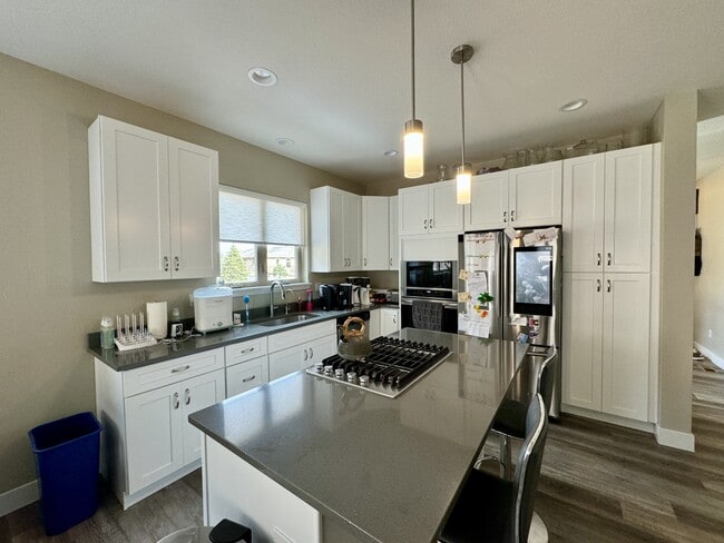 Building Photo - 6859 Surrey Trail