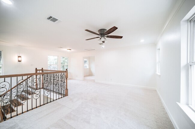 Building Photo - 10038 Westview Dr