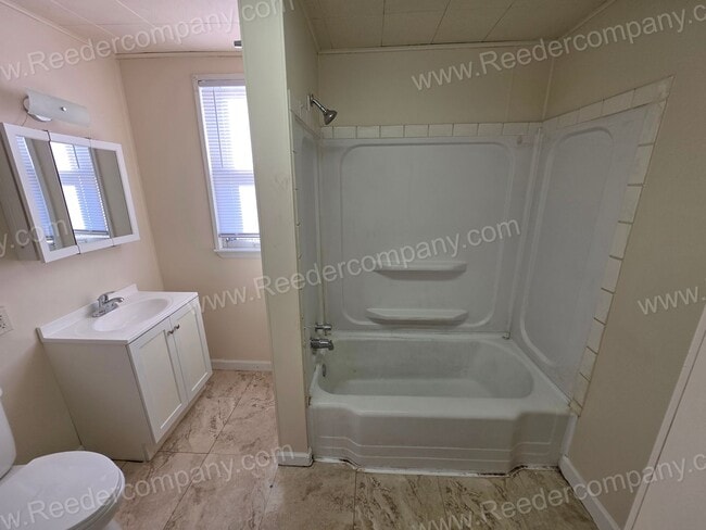 Building Photo - Freshly Painted 2 bedroom house