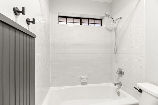 Building Photo - 3701 Oakmont Dr