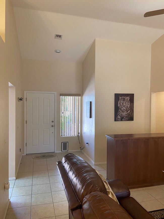 Building Photo - Sun City - Short Term Rental - Fully Furnished