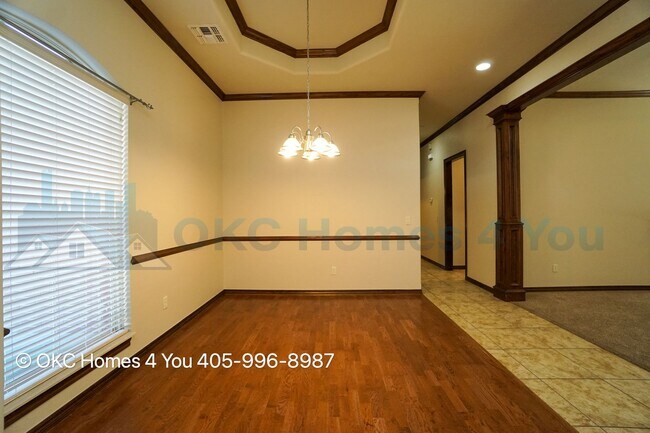 Building Photo - Executive Home in Yukon Schools