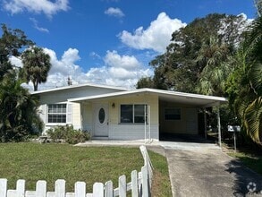 Building Photo - Cute Home in Saint Pete with a  Large Fenc...