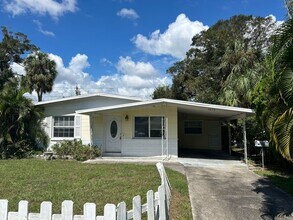 Building Photo - Cute Home in Saint Pete with a  Large Fenc...