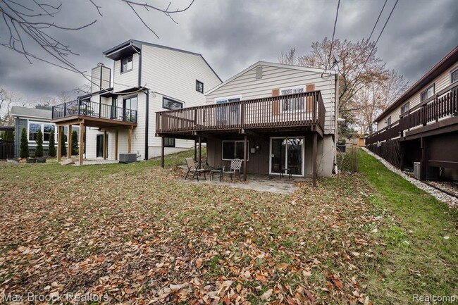 Building Photo - 5528 Sunnycrest Dr